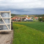 Wärmenetz in Dornhausen: Anlieferung des Pufferspeichers in Dornhausen für Nahwärme