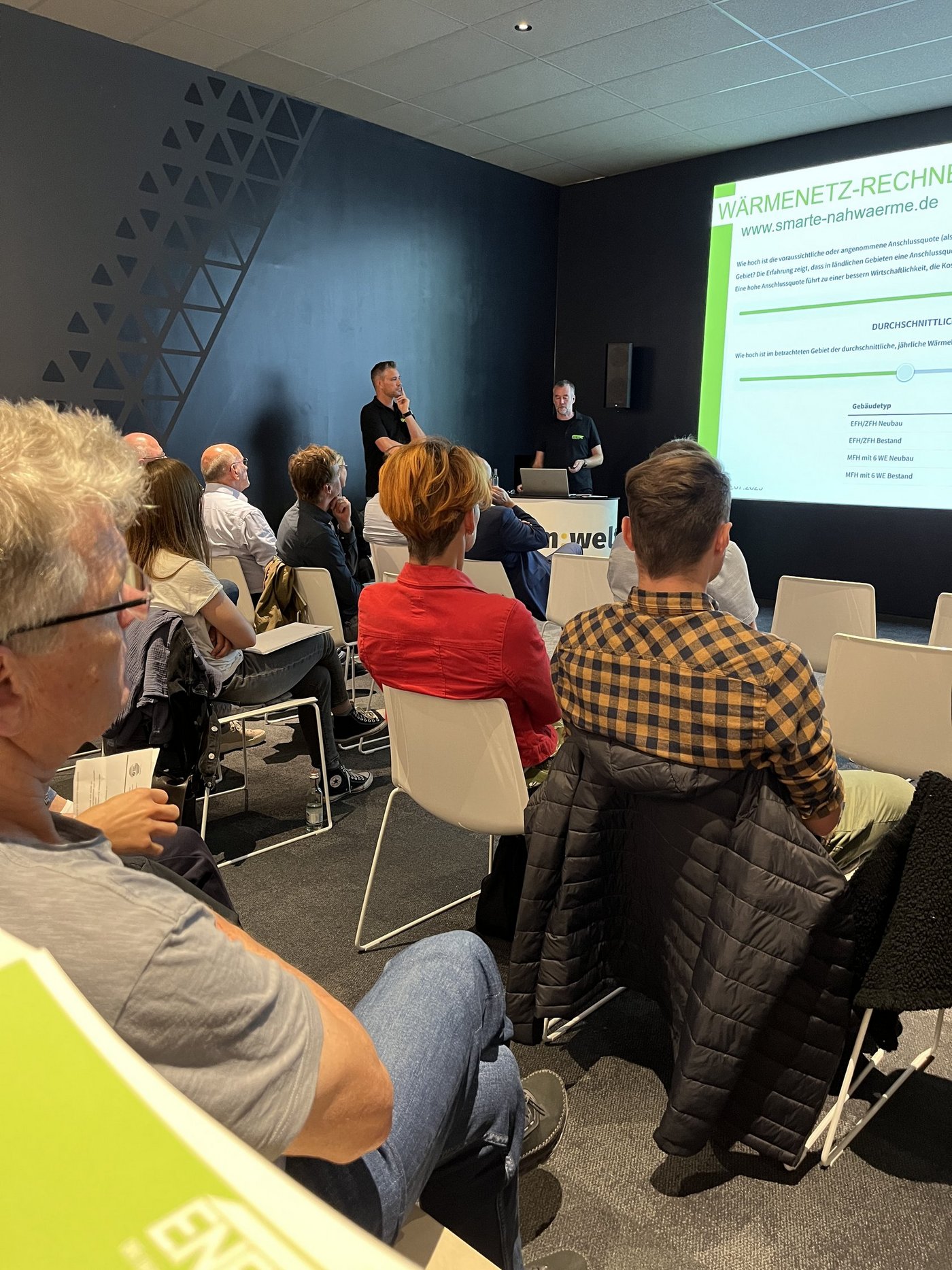 Vortrag in Regensburg. Niels Alter von ENERPIPE referiert über Wärmenetze