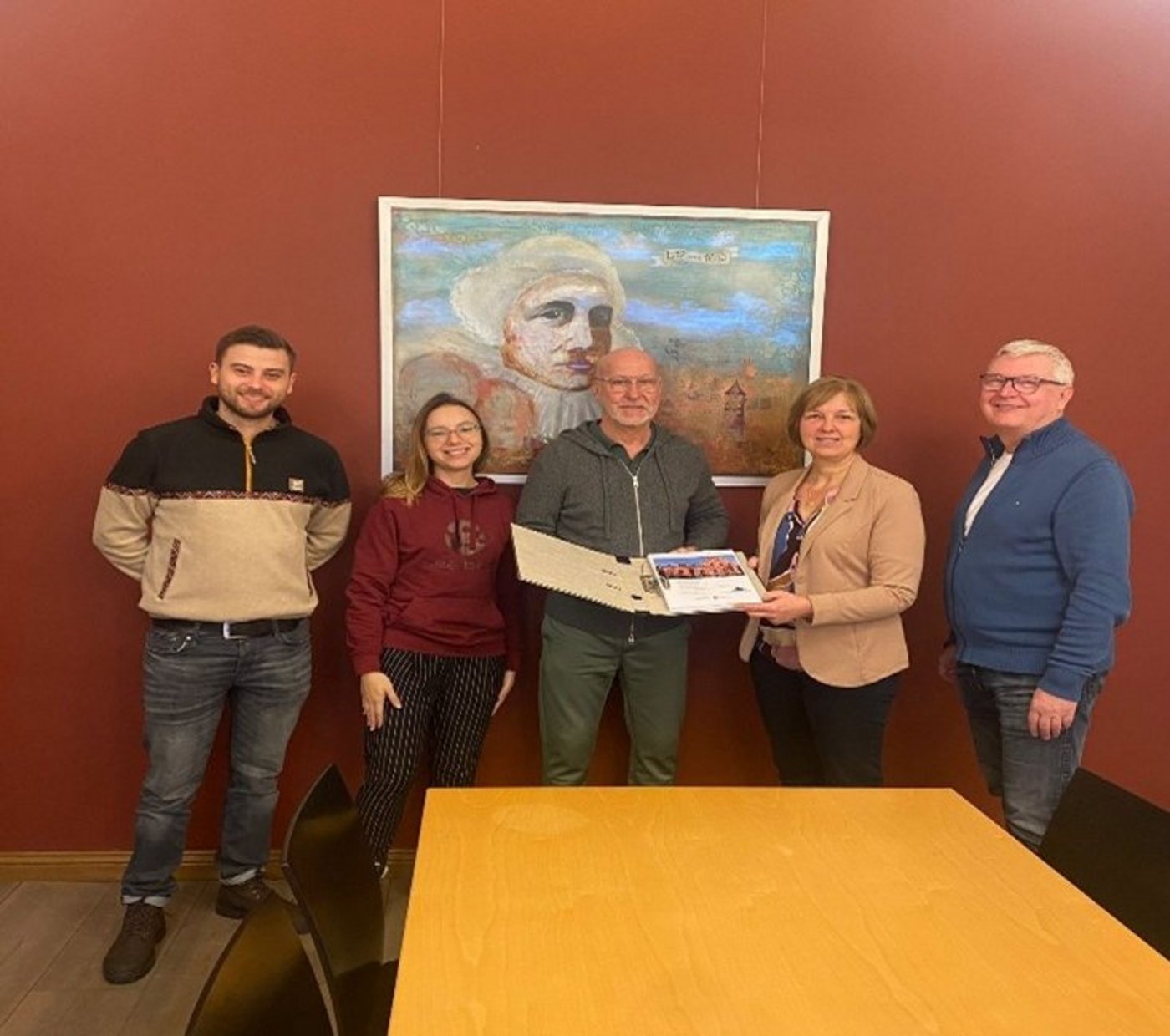 Verantwortliche der KWP von ENERPIPE und heatbeat übergeben die KWP an die Stadt Eldenburg Lübz